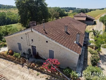 a vendre propriété avec maisons d'habitation  dépendances sur plus d'un hectare à...