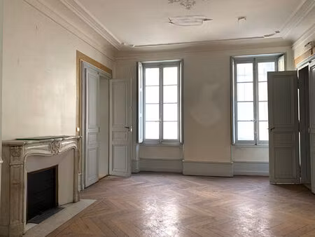 location local professionnel 147m²