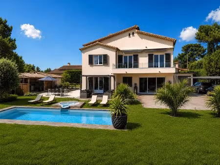 villa familiale entièrement rénovée avec piscine — mougins  terrain plat de 1 788 m²