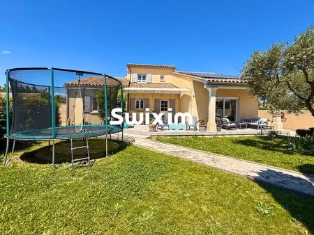superbe villa avec piscine et garage double.