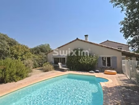 villa spacieuse avec grand séjour et piscine