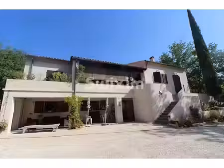 belle villa ' chambres  spacieuse et confortable et son grand terrain