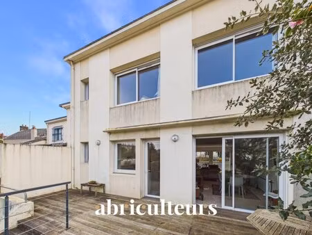 grande maison comprenant une avenue privée en vente à hauts-pavés (44000)