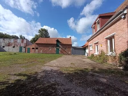 maison? grange? dépendances? ecurie? poulailler? jardin? cour dans un secteur calme?