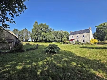 propriété de charme avec dépendances et hectares à melgven