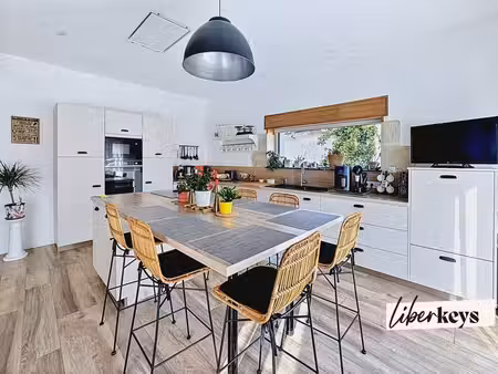 belle opportunité  longère totalement rénovée – 185 m² + dépendances – en campagne dans un