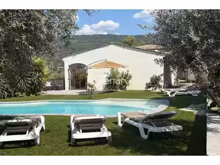 a vendre magnifique propriété avec piscine et garage bien situ