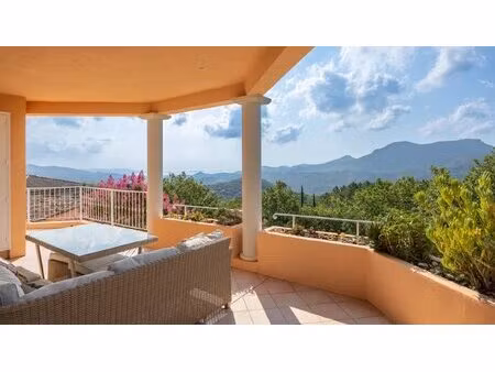 à vendre : propriété élégante sur une grande propriété privée avec vue sur la mer et le...