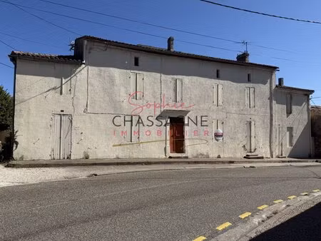 a 10 min de branne  ensemble immobilier comprenant 3 maisons mitoyennes et une grange...