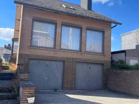 dans un village calme  maison 3 ch (poss. 4)  double garage