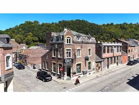 immeuble comprenant rez commercial et deux appartements