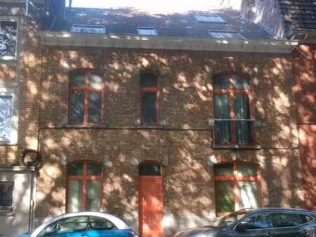 grande maison unifamiliale avec jardin en cours de rénovatio