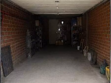 spacieux garage fermé à front de rue sur l'avenue de liberté