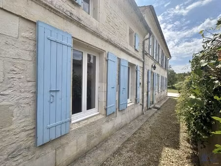 grande charentaise avec jardin