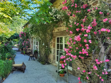 corrèze. chamboulive. maison en pierre avec 6 chambres  piscine  2 garages  abri voiture  