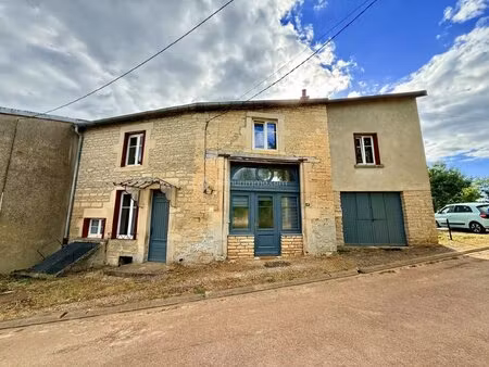 maison en pierre avec hangar