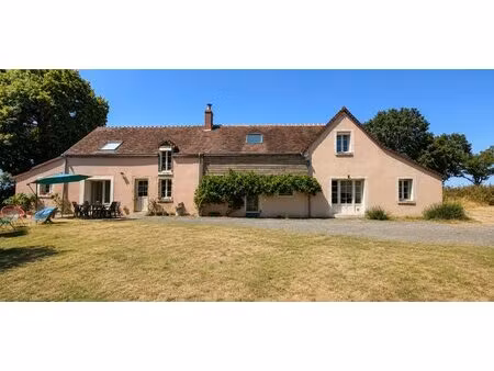 maison rénovée avec charme et beaux volumes sans voisin.