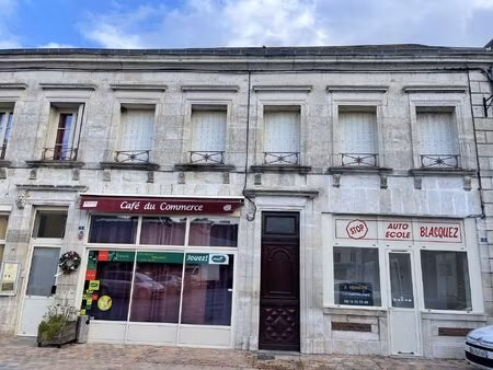 vend immeuble avec locaux commerciaux et appartements à lignières.