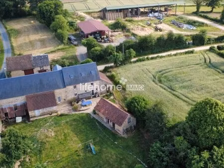 corps de ferme en pierres  rénové avec dépendances et fort po