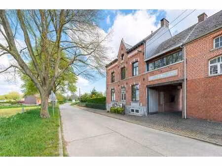 propriété rare - restaurant au rez et appartement à l'étage