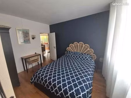 chambre meublée avec salle d'eau privative – terrasse – 820 cc