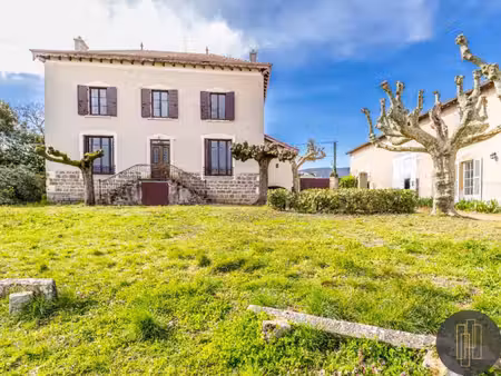 hôtel particulier à vendre à saint-étienne-la-varenne
