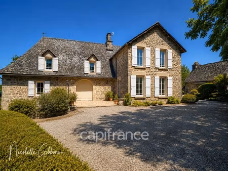 belle maison en pierre  dépendances  bois et etang