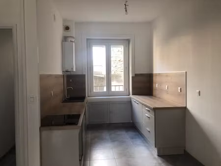 bourg-saint-andéol : grand appartement en location