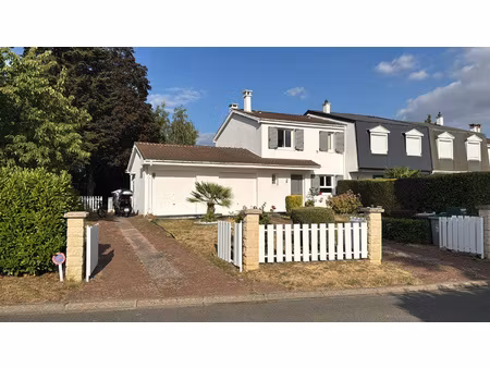 maison moderne avec grand jardin