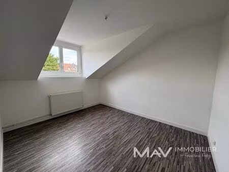 saint-omer - maison lumineuse de 83m² avec deux chambres et une cour
