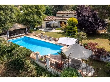 villa avec piscine et jardin paysager - la gaude
