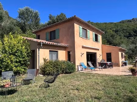 belle villa de qualité a distance pédestre du village
