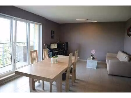 a louer ! appartement 2 chambres avec parking et balcon.