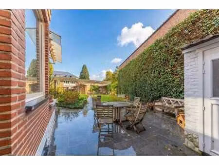 impressionnante demeure de 464 m² en plein centre de lessine
