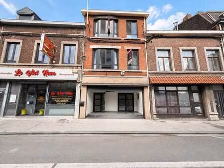 commerce avec appartement fraichement rénové à vendre
