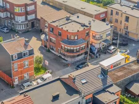 immeuble rénové en 2019 de 3 appart 2ch+1 garage+4 parkings