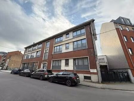 immeuble professionnel de ± 1.260 m² avec 5 parkings privati