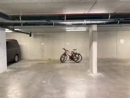 ondergrondse autostaanplaats te huur in recent gebouw nab...