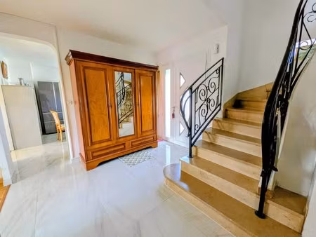 maison 5 chambres – commodités à pied !