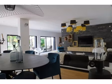 maison contemporaine à decouvrir à saint cyr sur loire avec piscine .pergola .et un jardin