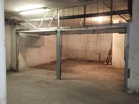 pace de parking  box fermé 32m² avec borne recharge électrique - la timone -