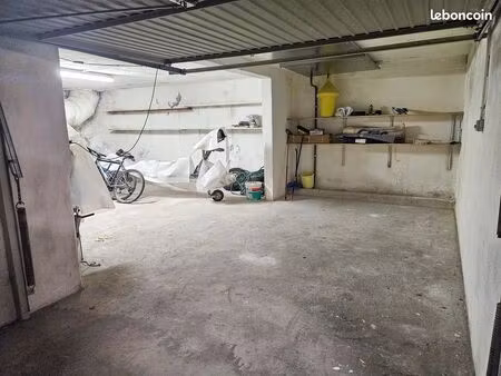 parking/box 1 pièce 40 m²