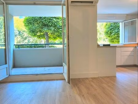 charbonnières centre – t3 58 m² entièrement rénové – loggia – dpe b