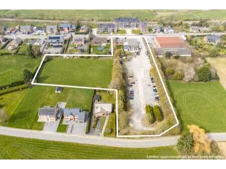 terrain de 13.000m² en zone d'habitat avec bâtiments divers