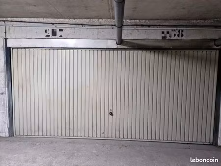 à louer – 2 places de parking avec box fermé