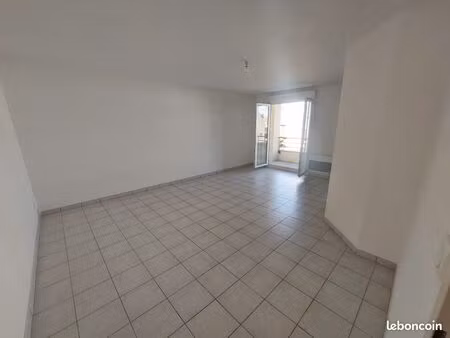 bel appartement de type 2 avec balcon et parking