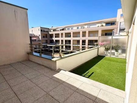 loue appartement meublé - 49m² centre ville t2 terrasse 25 m2 garage