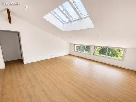 t4 avec climatisation et jardin – 102 m² carrez / 166 m² au sol – dpe a – centre de montra