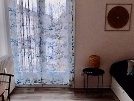 studio meublé avec balcon