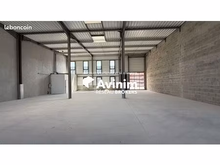 local 1385 m² chauray